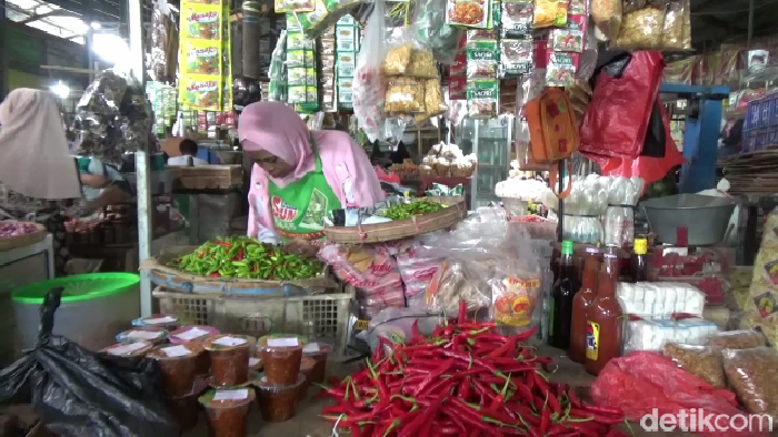 Menjelang bulan ramadan, harga bumbu dapur berupa bawang merah dan cabai di Pasar Baru Lumajang mengalami kenaikan