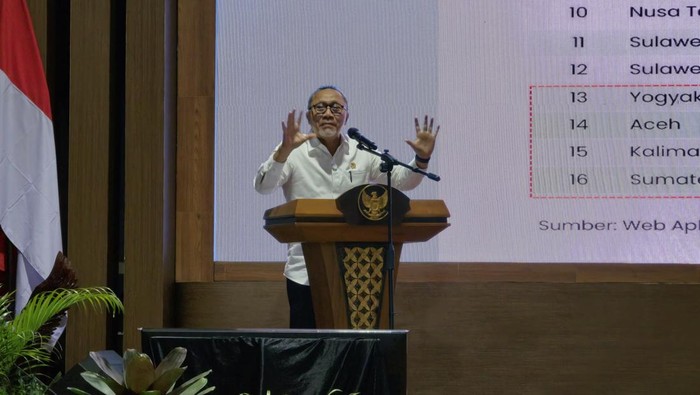 Menko bidang Pangan Zulkifli Hasan memberikan materi Mewujudkan Swasembada Pangan dan Kesejahteraan Petani kepada kepala daerah di Retret Akmil Magelang. (dok Istimewa)