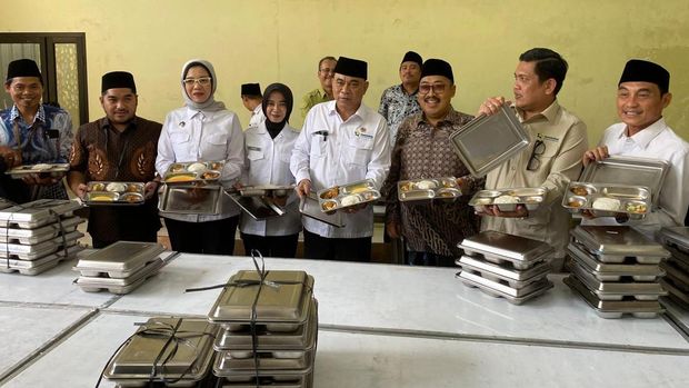 Menkop berkunjung ke uji coba Susu Koperasi dalam Program MBG di Malang