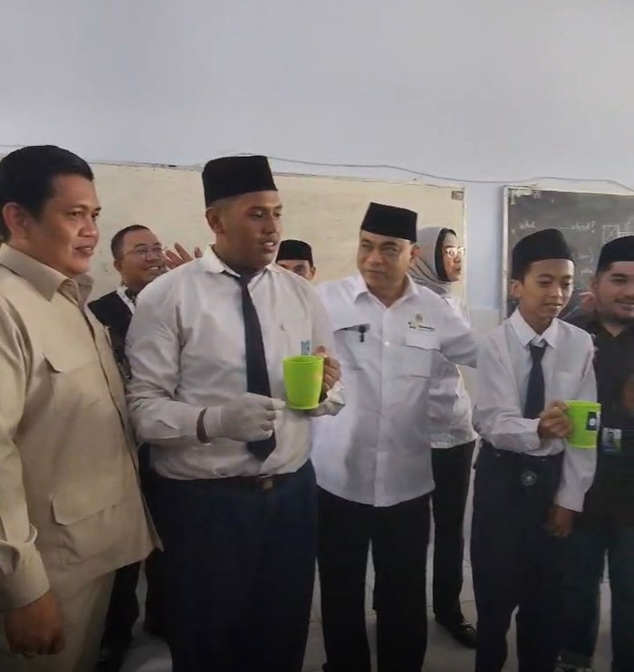 Menkop berkunjung ke uji coba Susu Koperasi dalam Program MBG di Malang