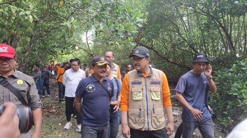 Mensos Gus Ipul bersama Sungai Watch dan jajaran Kemensos mengamati sampah di Tahura Ngurah Rai, Denpasar, Selasa (25/2/2025). (Fabiola Dianira/detikBali)