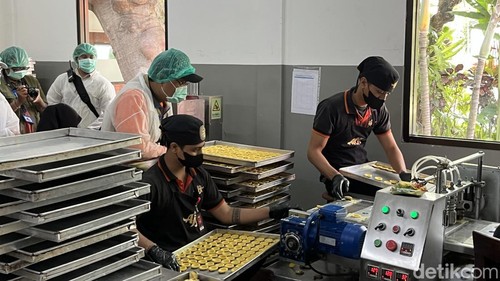 Mensos Gus Ipul meninjau pabrik Pie Susu Ajik Krisna di Kuta, Badung, Selasa (25/2/2025).