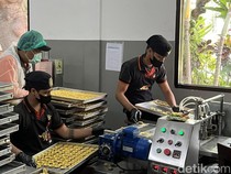 Mensos Gus Ipul Senang Banyak Pekerja Difabel di Pabrik Pie Susu Ajik
