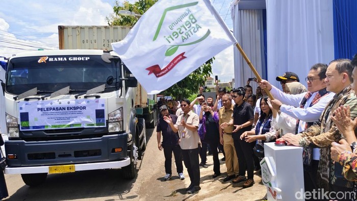 Menteri Perdagangan Budi Santoso melepas truk kontainer dari Purworejo yang akan mengekspor mainan anjing ke Eropa dan Amerika, Selasa (25/2/2025).