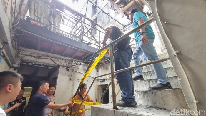 Mes karyawan perusahaan fiber optic di Glodok, Jakbar terbakar pada Selasa (25/2/2025) pagi tadi. Asap kebakaran sempat masuk ke hotel di sebelahnya.