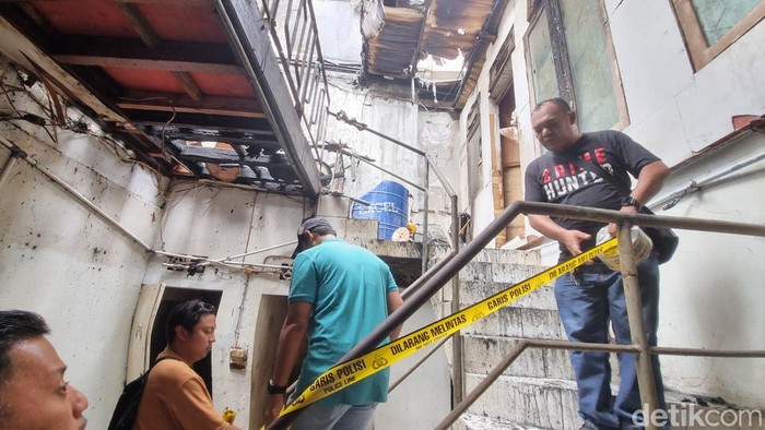 Mes karyawan perusahaan fiber optic di Glodok, Jakbar terbakar pada Selasa (25/2/2025) pagi tadi. Asap kebakaran sempat masuk ke hotel di sebelahnya.