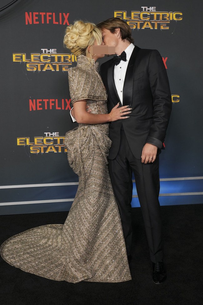 Pasangan muda ini tidak ragu memamerkan kemesraan mereka di publik. Jake dengan mesra memegang pinggang Millie, sementara Millie sesekali menatapnya dengan penuh cinta. Mereka bahkan berbagi ciuman manis di depan kamera. Foto: Jordan Strauss/Invision/AP