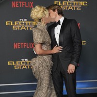 Pasangan muda ini tidak ragu memamerkan kemesraan mereka di publik. Jake dengan mesra memegang pinggang Millie, sementara Millie sesekali menatapnya dengan penuh cinta. Mereka bahkan berbagi ciuman manis di depan kamera. Foto: Jordan Strauss/Invision/AP