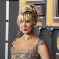 Aktris 21 tahun ini tampil dengan rambut pirang yang ditata updo messy chic, memberikan keseimbangan antara kesan mewah dan elegan. Poni curtain bangs membingkai wajahnya dengan sempurna, menambah kesan effortless namun tetap sophisticated. Foto: Jordan Strauss/Invision/AP