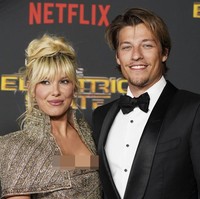 Sang suami, Jake Bongiovi, tampil gagah dalam tuxedo hitam klasik dengan kemeja putih dan dasi kupu-kupu. Paduan ini memberikan look yang timeless dan semakin menonjolkan kontras dengan gaun Millie yang berkilauan. Foto: Jordan Strauss/Invision/AP