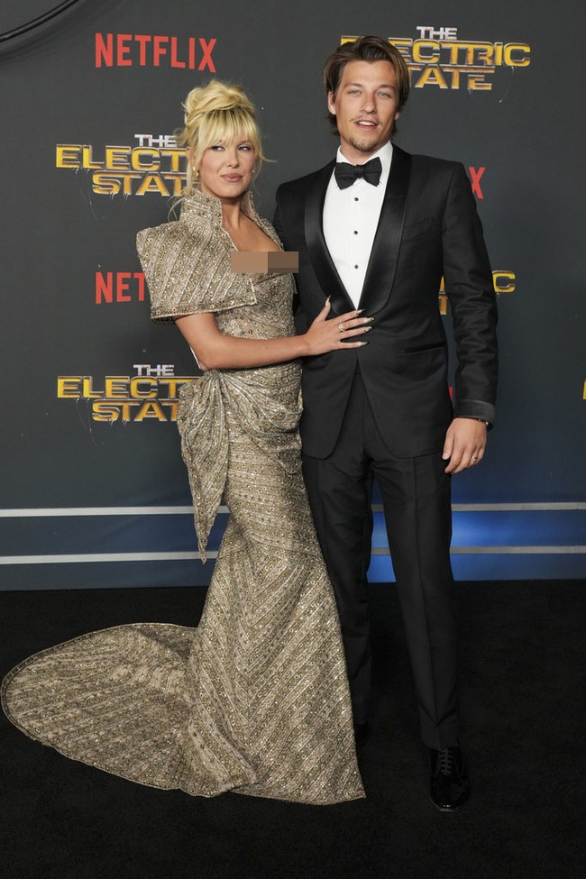 Salah satu elemen standout dari gaun ini adalah aksen bahu dramatis yang membentuk siluet asimetris. Detail ini memberikan sentuhan futuristik sekaligus glamor, sangat sesuai dengan tema film yang bernuansa sci-fi. Foto: Jordan Strauss/Invision/AP