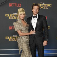 Salah satu elemen standout dari gaun ini adalah aksen bahu dramatis yang membentuk siluet asimetris. Detail ini memberikan sentuhan futuristik sekaligus glamor, sangat sesuai dengan tema film yang bernuansa sci-fi. Foto: Jordan Strauss/Invision/AP