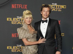 7 Gaya Glamor Millie Bobby Brown di Premiere Film Terbaru, Mesra dengan Suami