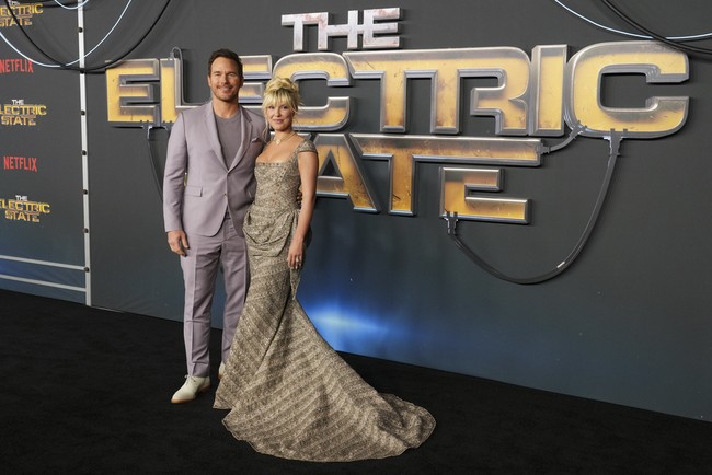 ‘The Electric State’ adalah film terbaru Millie Bobby Brown yang disutradarai oleh Russo Brothers. Film ini berlatar dunia futuristik tahun 1990-an, di mana manusia hidup berdampingan dengan robot. Millie berperan sebagai gadis muda yang melakukan perjalanan dengan robot misteriusnya untuk menemukan saudaranya yang hilang. Dengan deretan aktor besar seperti Chris Pratt, Ke Huy Quan, dan Stanley Tucci, film diprediksi akan menjadi salah satu rilisan besar Netflix tahun ini. Foto: Jordan Strauss/Invision/AP