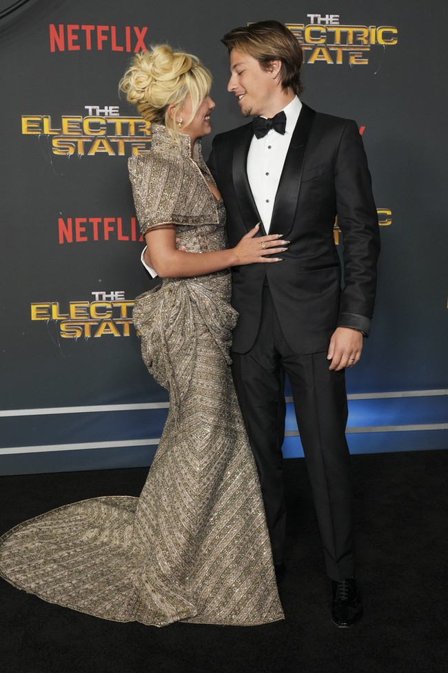 Sebagai pelengkap tampilannya, bintang ‘Stranger Things’ ini memilih aksesori yang minimalis namun tetap mewah. Anting berlian dan cincin berkilau yang dikenakannya tampak serasi dengan nuansa glamor pada gaunnya, memberikan kilauan ekstra. Foto: Jordan Strauss/Invision/AP