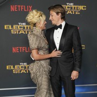 Sebagai pelengkap tampilannya, bintang ‘Stranger Things’ ini memilih aksesori yang minimalis namun tetap mewah. Anting berlian dan cincin berkilau yang dikenakannya tampak serasi dengan nuansa glamor pada gaunnya, memberikan kilauan ekstra. Foto: Jordan Strauss/Invision/AP