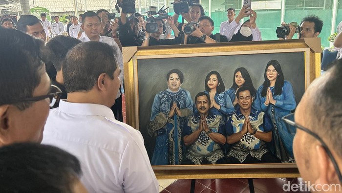 Momen Menteri Imipas Agus Andrianto membeli lukisan karya seorang napi di Rutan Kelas I Cipinang seharga Rp 20 juta. Foto: Kadek/detikcom.