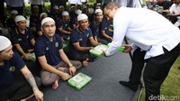 Mantan Wakapolri itu membagikan langsung menu makan siang kepada para tahanan.  