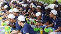 Para tahanan menyantap menu makan siang sambil lesehan.  