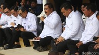 Agus mengaku duduk lesehan bersama penghuni rutan karena merasa dirinya dan pejabat lain belum tentu lebih mulia dari penghuni rutan.  