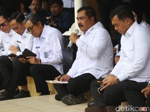 Gaya Menteri Imipas Duduk Lesehan Dengar Curhat Tahanan