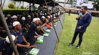 Komika Rony Imanuel atau Mongol dihadirkan untuk menghibur para tahanan.  