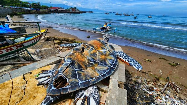 Ornamen penyu di Alun-alun Laut Gadobangkot, Palabuhanratu rusak