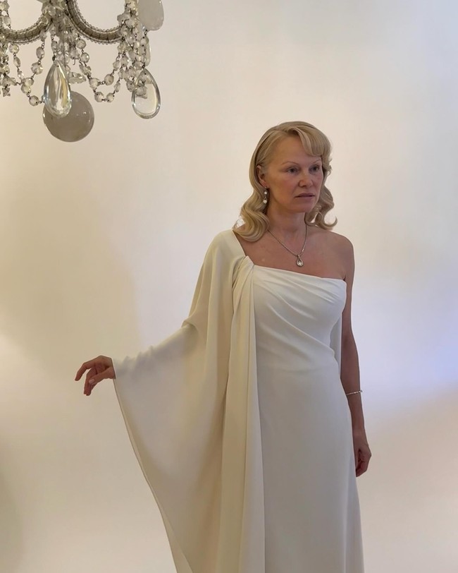 Bukan sesuatu yang mengejutkan lagi namun penampilan Pamela Anderson di acara tersebut mengundang sorotan netizen. Tak sedikit yang menyebutnya jadi terlihat kelelahan. Foto: Instagram Pamela Anderson