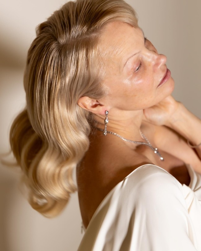 Meski tidak mengenakan makeup, gayanya dipercantik dengan aksesori berkilauan yang membuat pemain ‘Baywatch’ itu makin bersinar.Foto: Instagram Pamela Anderson