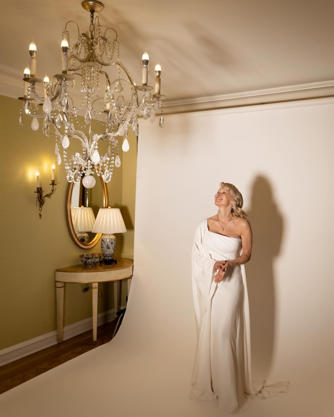 Terlihat menawan sayangnya sejumlah netizen menganggap wajahnya kurang segar karena tidak makeup. Beberapa menyebut Pamela tampak lelah karena kegiatan sebelumnya. Pamela diketahui tengah mempromosikan film terbaru ‘The Last Show Girl’ di Paris dan London. Foto: Instagram Pamela Anderson