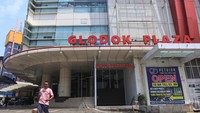 Warga berjalan di depan Glodok Plaza, Tamansari, Jakarta, Selasa (25/2/2025).  