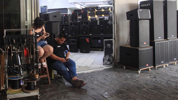 Pedagang Glodok Plaza kembali berdagang pascakebakaran Dua karyawan toko menunggu dagangan di salah satu toko di Glodok Plaza, Tamansari, Jakarta, Selasa (25/2/2025). Sebagian pedagang di lantai 1 dan 2 pusat perbelanjaan elektronika tersebut kembali membuka toko mereka usai peristiwa kebakaran pada 15 Januari lalu. ANTARA FOTO/Reno Esnir/app/nz
