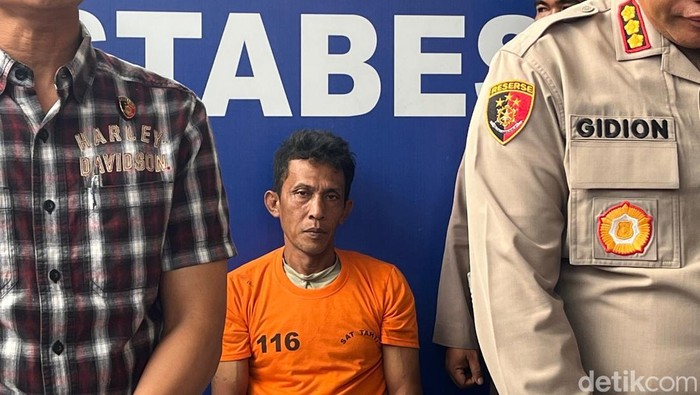 Pelaku Fadli (tengah) saat dihadirkan dalam konferensi pers