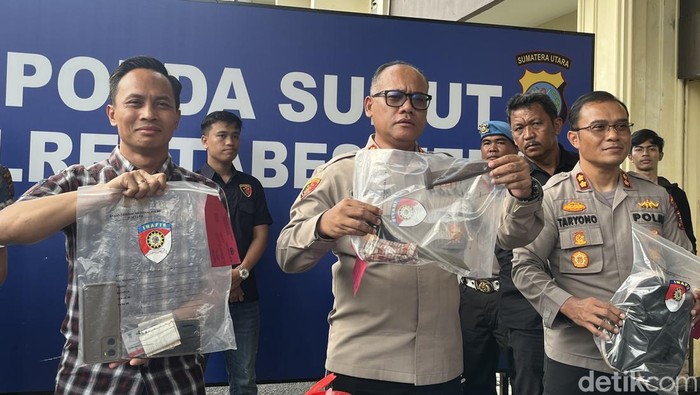 Kapolrestabes Medan Kombes Gidion saat merilis kasus pembunuhan sopir taksi online.