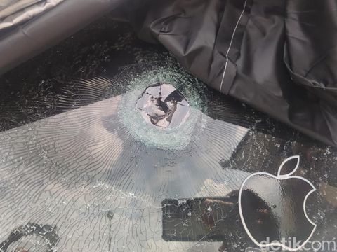 Penampakan lubang bekas tembakan di mobil Ayla yang ditemukan di Pakem, Kabupaten Sleman, Selasa (25/2/2025).