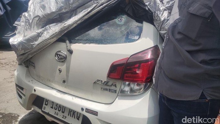 Penampakan lubang bekas tembakan di mobil Ayla yang ditemukan di Pakem, Kabupaten Sleman, Selasa (25/2/2025).