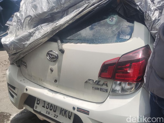 Penampakan lubang bekas tembakan di mobil Ayla yang ditemukan di Pakem, Kabupaten Sleman, Selasa (25/2/2025).
