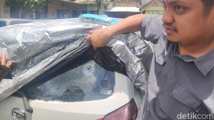 Penampakan lubang bekas tembakan di mobil Ayla yang ditemukan di Pakem, Kabupaten Sleman, Selasa (25/2/2025).