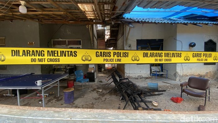 Penampakan rumah warga di Depok usai dibakar dan dirusak massa.