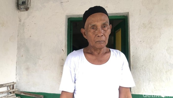 Pengurus sekaligus Imam Surau Baru, Zahar. (M. Afdal Afrianto/detikSumut)