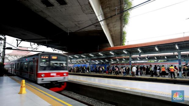 Penumpang menunggu KRL di peron jalur 1 di bangunan baru Stasiun Tanah Abang, Senin (24/2/2025). (CNBC Indonesia/Muhammad Sabki)