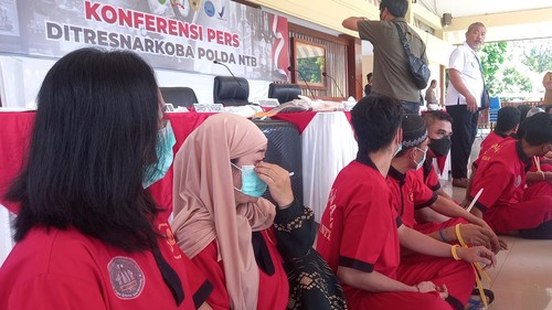 Perempuan berinisial EM (28) asal Garut, Jabar, yang membawa 2,9 kg sabu dari Malaysia ke Lombok dihadirkan saat konferensi pers di Mapolda NTB, Selasa (25/2/2026). (Edi Suryansyah/detikBali)