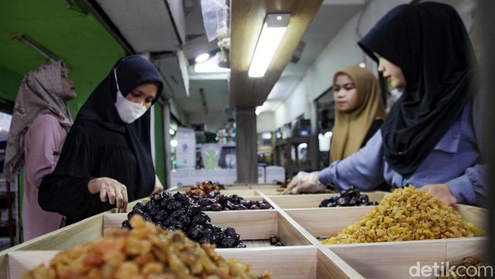 Permintaan Kurma Meningkat Jelang Ramadan Menjelang bulan Ramadan, Pasar Tanah Abang, Jakarta Pusat, dipadati pengunjung. Para pengunjung ramai menyerbu toko yang menjual kurma.