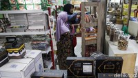 Keramaian ini turut dirasakan oleh penjual kurma di Pasar Tanah Abang. Pemilik toko kurma di pasar itu mengatakan peningkatan penjualan sudah mulai dirasakan sejak 3 hari lalu.  