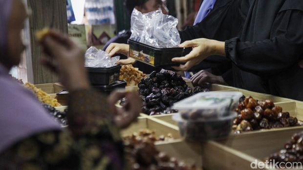 Menjelang bulan Ramadan, Pasar Tanah Abang, Jakarta Pusat, dipadati pengunjung. Para pengunjung ramai menyerbu toko yang menjual kurma.
