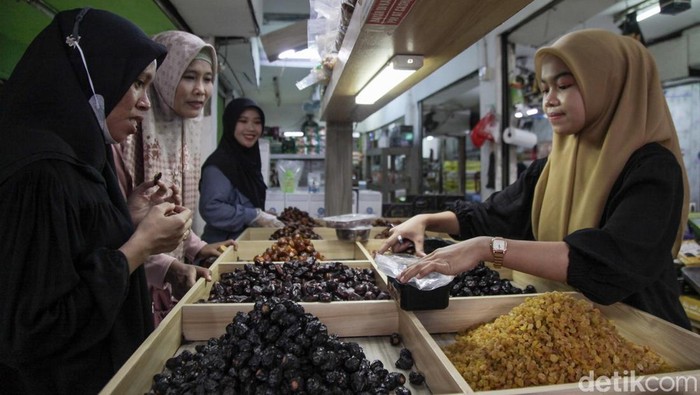 Menjelang bulan Ramadan, Pasar Tanah Abang, Jakarta Pusat, dipadati pengunjung. Para pengunjung ramai menyerbu toko yang menjual kurma.