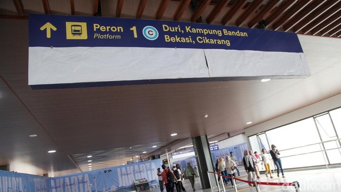 Peron 1 Stasiun Baru Tanah Abang Dibuka, Naik-Turun KRL Diubah Peron jalur 1 di bangunan baru Stasiun Tanah Abang dioperasikan sejak Sabtu (22/2). Dalam tahap pertama pembukaan ini, alur pengguna kereta rel listrik (KRL) pun disesuaikan.