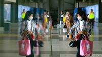 Sebelumnya, pengguna Commuter Line turun dari arah Manggarai turun di peron jalur 2 bangunan lama Stasiun Tanah Abang; demikian juga pengguna KRL yang naik menuju Stasiun Angke/Kampung Bandan.  