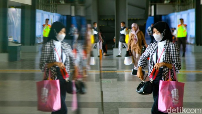Peron jalur 1 di bangunan baru Stasiun Tanah Abang dioperasikan sejak Sabtu (22/2). Dalam tahap pertama pembukaan ini, alur pengguna kereta rel listrik (KRL) pun disesuaikan.