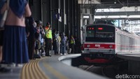 Pengguna Commuter Line Rangkasbitung yang akan transit di Stasiun Tanah Abang untuk menuju Angke/Kampung Bandan dan menuju Stasiun Sudirman/Manggarai atau sebaliknya juga bisa mengakses JPO yang menghubungkan bangunan baru dengan peron jalur 5-6 dan jalur 3 di bangunan lama stasiun.  